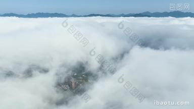 云海下的城市航拍穿云天际线晨雾